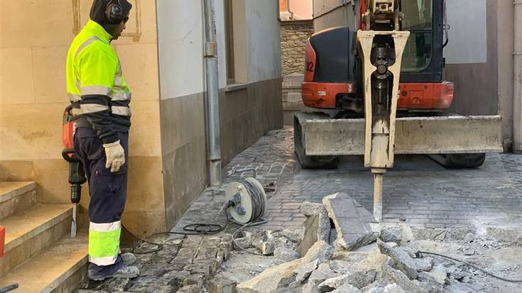 Udaletxearen ondoko oinezkoen bidea egokitzeko lanak hasi dituzte