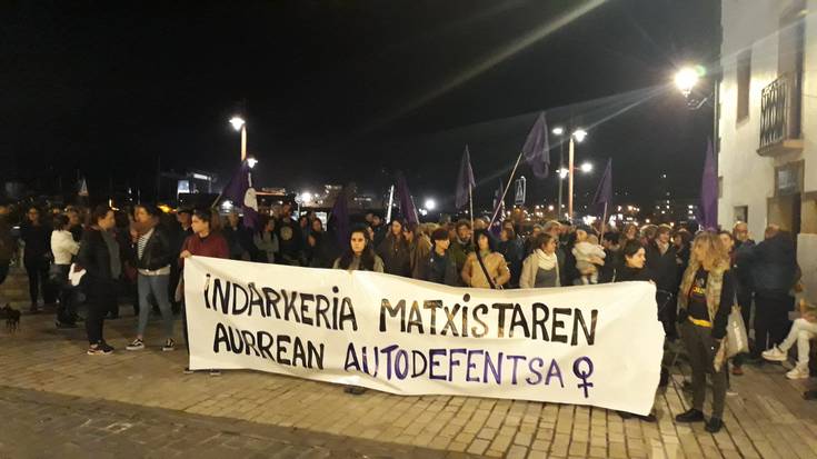 Indarkeria matxistaren aurkako elkarretaratzea egin dute, Saregileen plazan