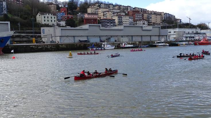Trintxerpen izan dira Zumaiako batelak lanean
