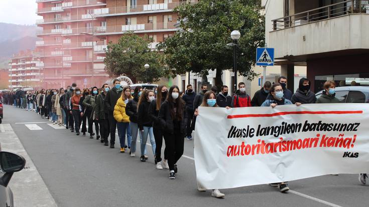 Ikasek deitutako Borroka Egunaren barruan, manifestazio jendetsua egin dute herriko ikasleek