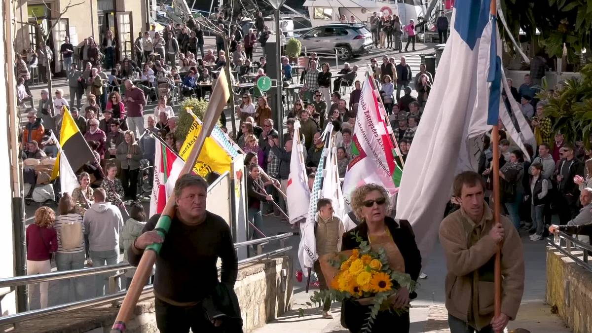 Ohiturari jarraituz, bedeinkapena jaso dute Orio Arraunketa Elkartearen azken 70 banderek