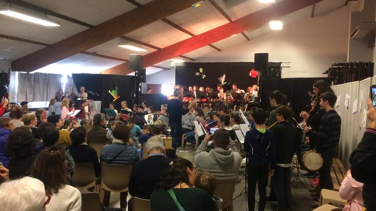 Kontzertu "ederra" eskaini dute Azpeitiko eta Hazparneko musika eskolek Izturitzen