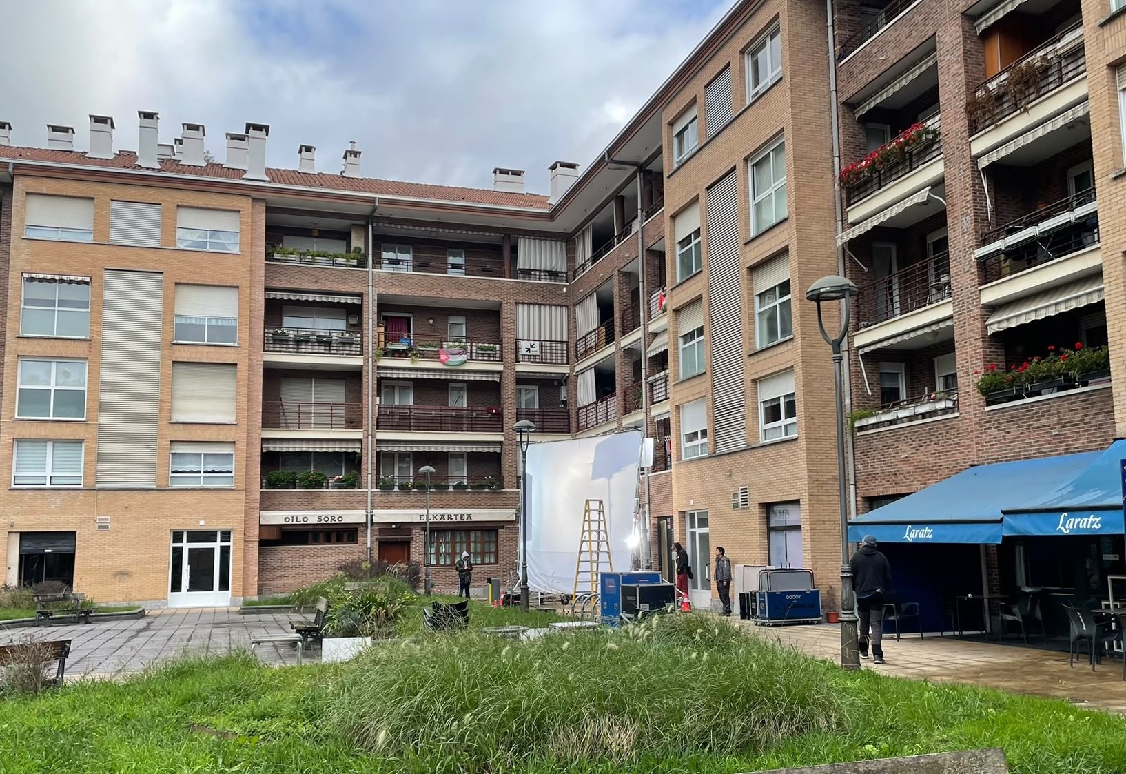 Auzoan filmatzen, aurrez auzotarrei jakinarazi gabe