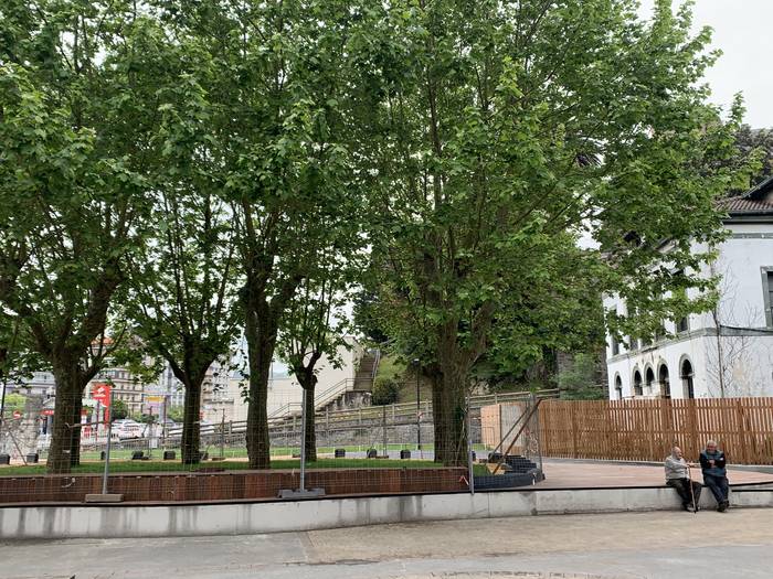 Foronda azpiko aldapa itxiko dute bihar, Erkibeko lorategiko lanak direla eta