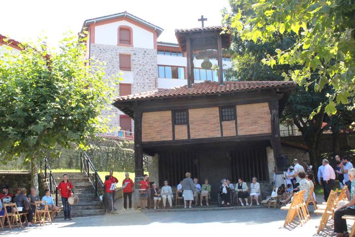 Omenaldia egin diete Zestoako adineko herritarrei, festen atarian