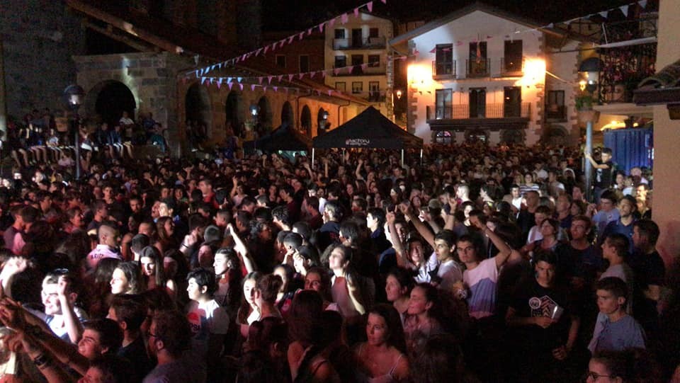 Larunbat honetan eta hurrengoan autobus zerbitzu berezia egongo da Aiako festetara joan-etorria egiteko