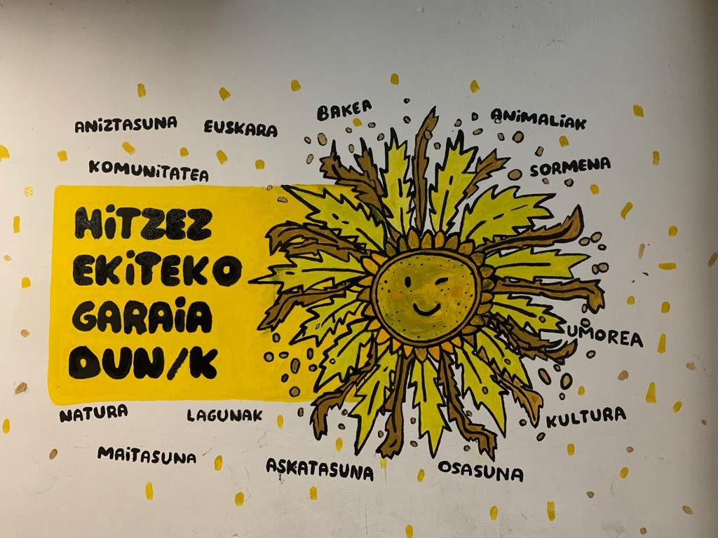 Euskaraldiarekin bat eginez eguzkilorea margotu dute ikastetxeetako ikasleek