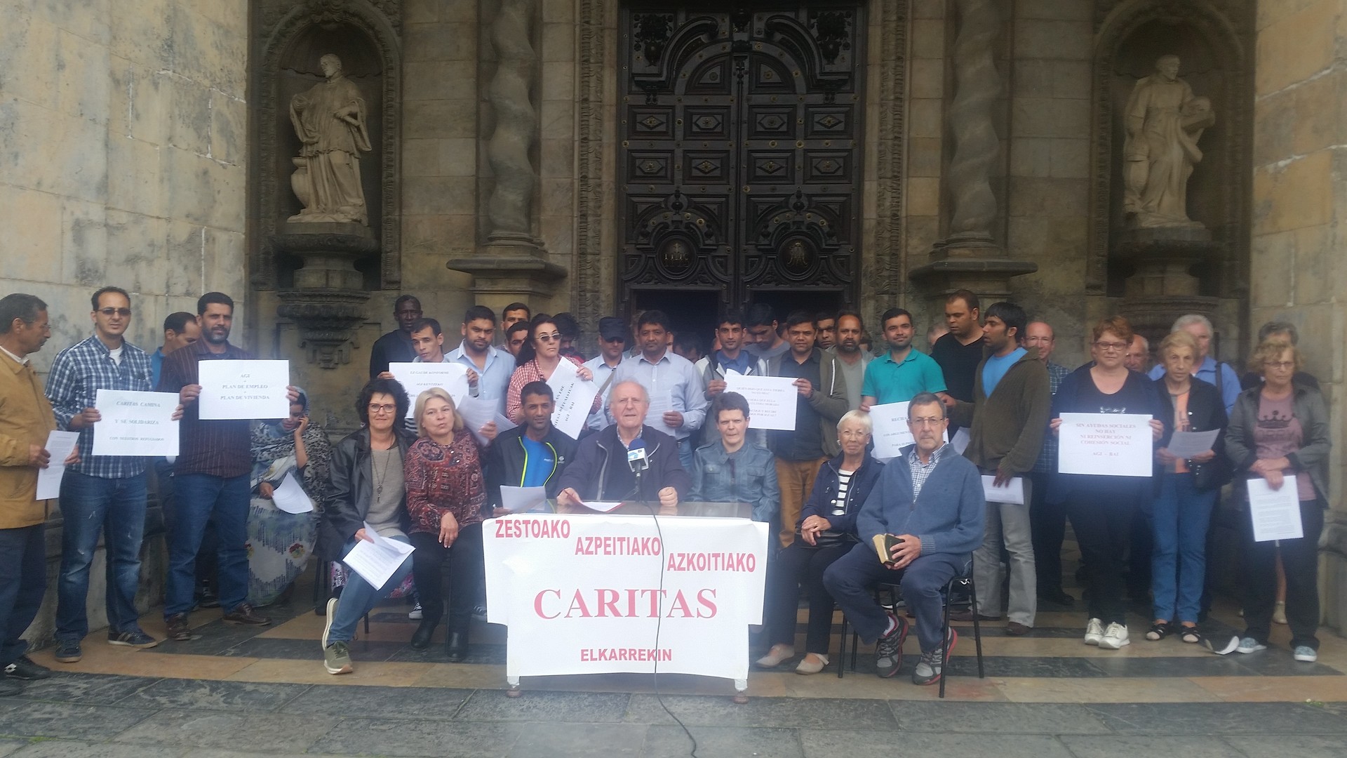 Diru sarrerak bermatzeko laguntza kentzea salatu du Caritasek