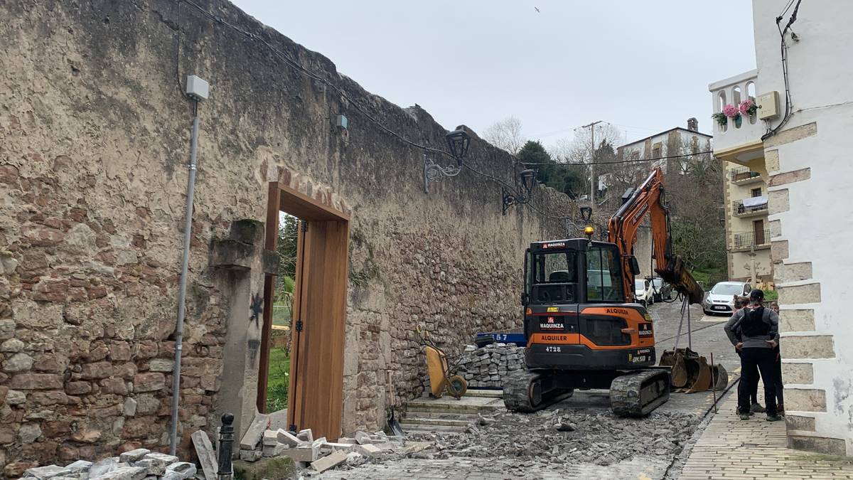 Arritokieta kalea itxi dute autoentzat, Komentuari lotutako lanak egiteko