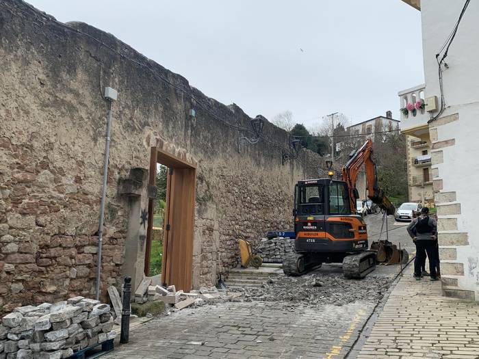 Arritokieta kalea itxi dute autoentzat, Komentuari lotutako lanak egiteko