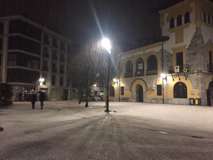 Elurrak hainbat arazo sortu du mendateetan eta errepideetan