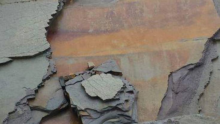 Algorriko harraldeko arroka geruza oso bat erori da lurrera