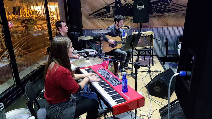 Galerna musikalak hartu zuen atzo Tximista garagardotegia