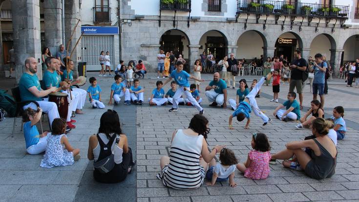 Capoeira erakustaldia egingo dute arratsaldean plazan