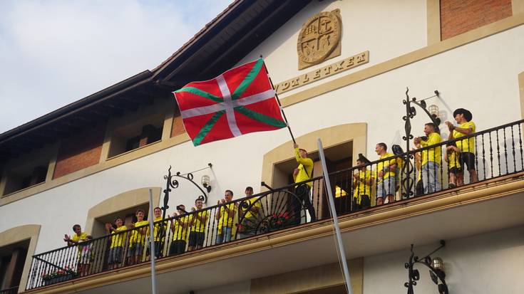 Merezitako harrera jaso dute Orioko arraunlariek Herriko Plazan
