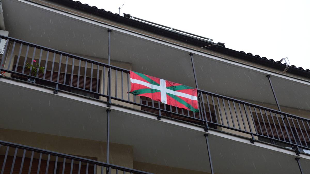 Orioko zenbait balkoietan ikurrinak jarri dituzte, Aberri Egunarekin bat eginez