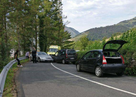 Bi autok talka egin dute Azpeititik Urrakirako bidean