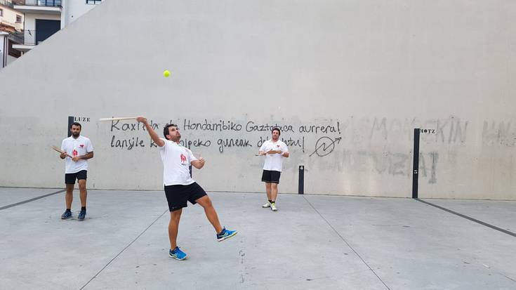 Pala eta esku pilota txapelketetako hirugarren jardunaldia jokatu dute
