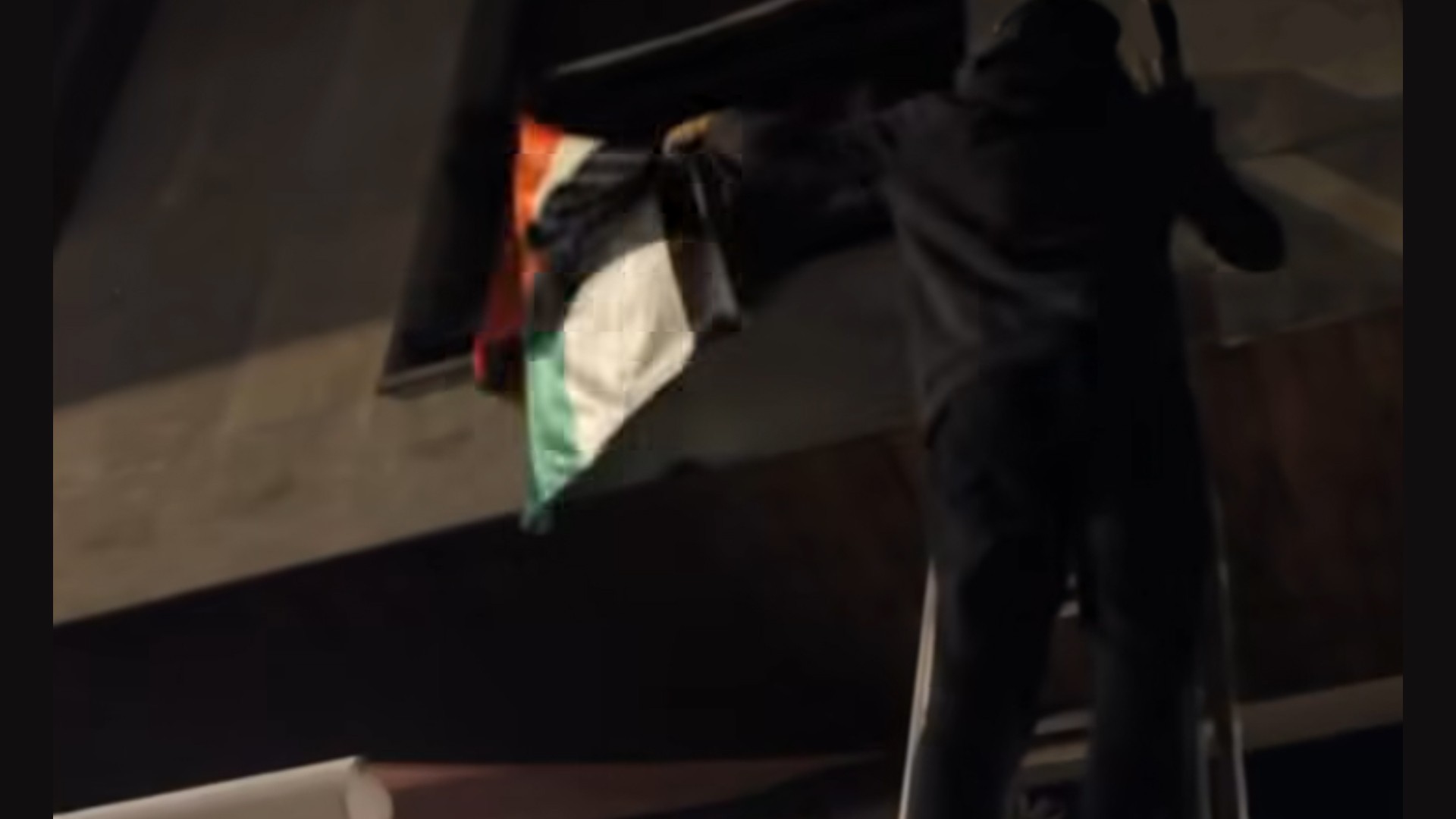 Gaztetxeko kideek Palestinako bandera kendu dute Batzokiaren etxaurretik