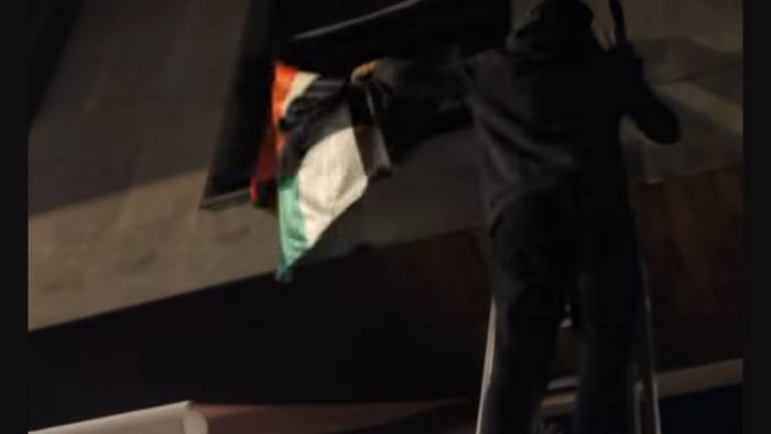 Gaztetxeko kideek Palestinako bandera kendu dute Batzokiaren etxaurretik