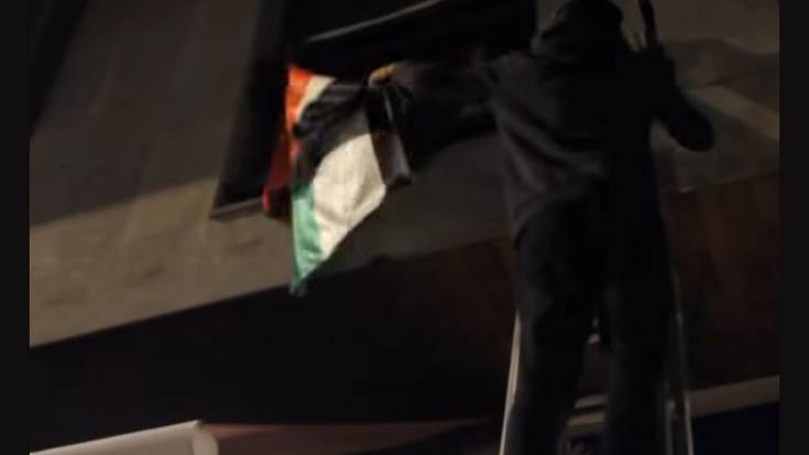 Gaztetxeko kideek Palestinako bandera kendu dute Batzokiaren etxaurretik