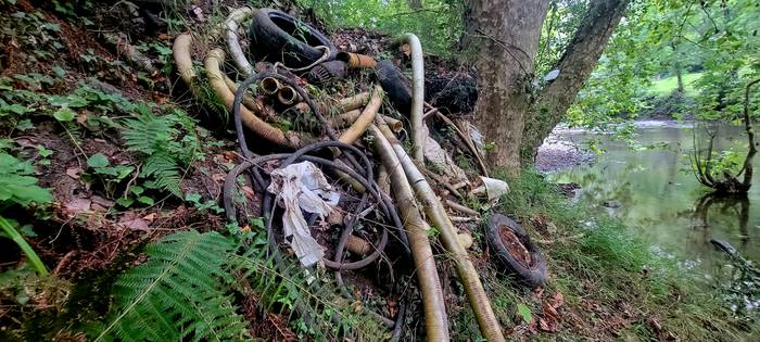 Urolaren ibaiertzean pilatutako hondakinak kentzeko eskatu dio Eguzkik udalari