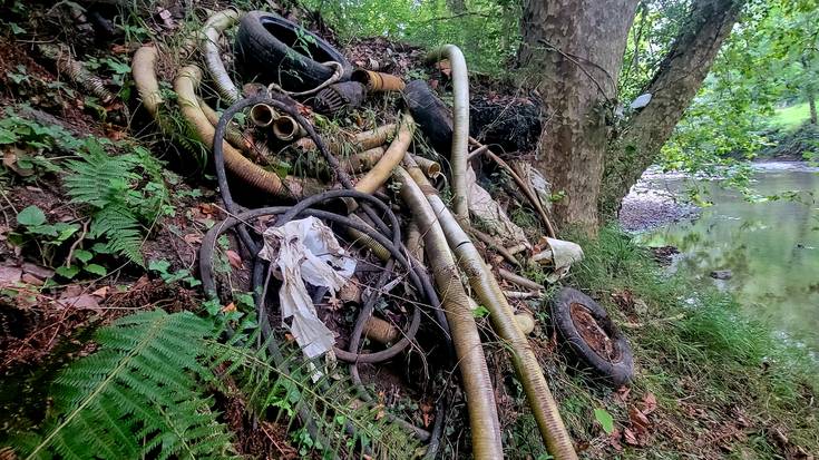 Urolaren ibaiertzean pilatutako hondakinak kentzeko eskatu dio Eguzkik udalari