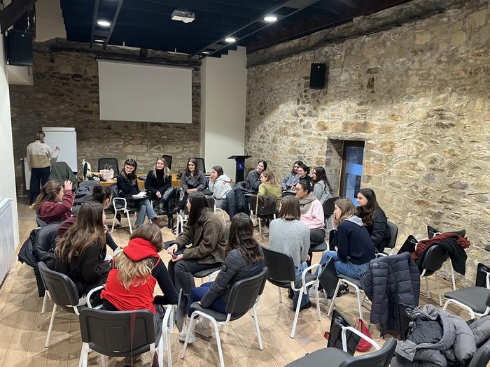 Beste mundu bat eskatuz eta askatasuna aldarrikatuz, kalera