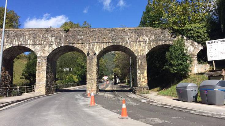 Basarte industrialdeko zoladura konpontzen ari dira