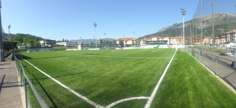 Bi partidarekin inauguratuko dute zapatuan futbol zelai artifizial berritua