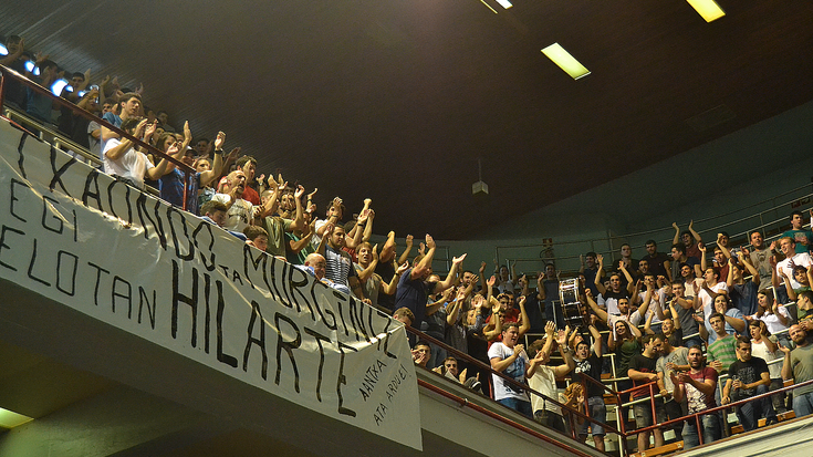 Zapatu eguerdian ere autobusa jarri dute Herriartekoaren finalera joan nahi dutenentzat