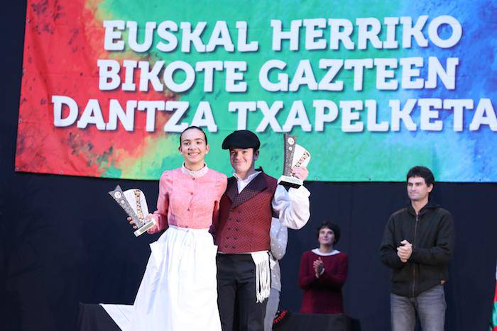 Itziar Bastida eta Anaitz Lizartza azpeitiarrak bigarren, Euskal Herriko Bikote Gazteen Dantza Suelto Txapelketan