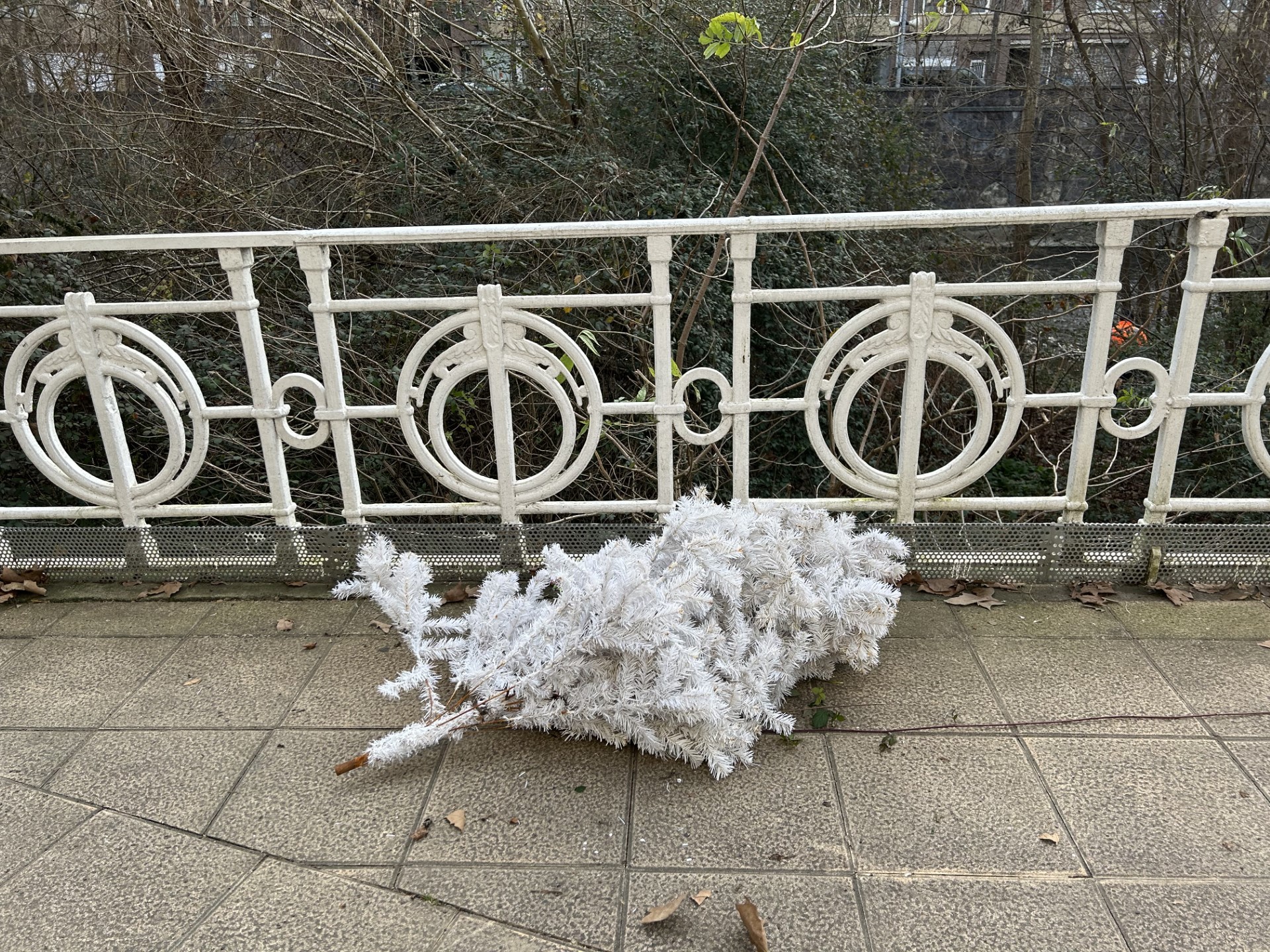 Plastikozko pinua kenduta, baina sastraka ugari
