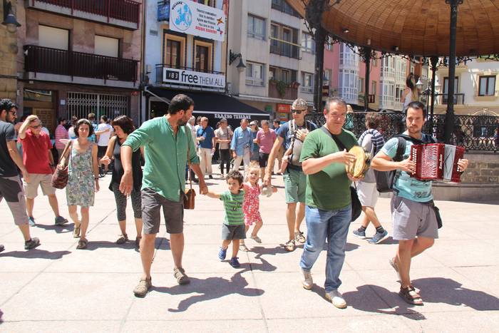 Giro apartarekin eta umore ederrean ospatu dute Bertso Eguna