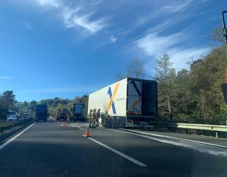 Bi kilometroko auto pilaketak AP-8an, Zarautz eta Zumaia artean