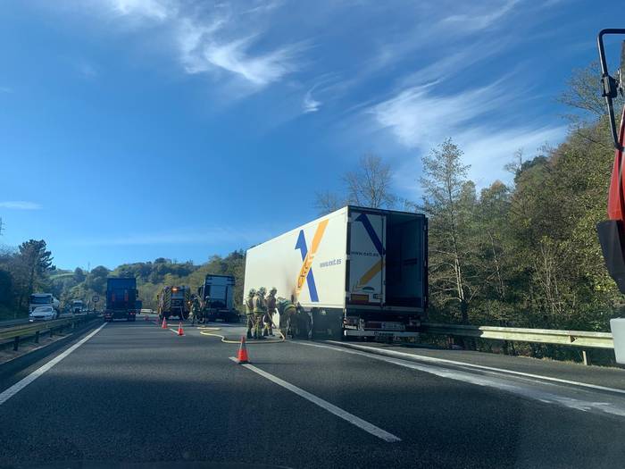 Bi kilometroko auto pilaketak AP-8an, Zarautz eta Zumaia artean
