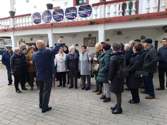 Beheko Plaza Abesbatzak girotu ditu Zumaiako kaleak, Xixili Egunaren aitzakian