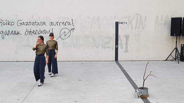 Borroka eta azal arrotzak Odietako dantzagunean