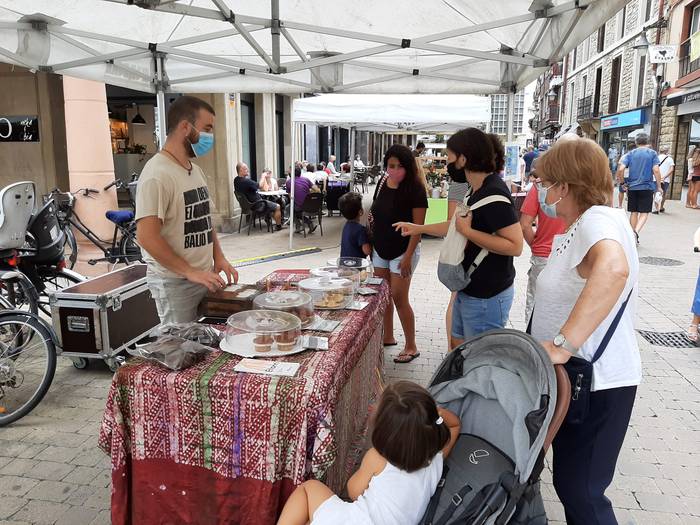 Bideoa: Zarauzko Udako Azoka Ekologikoan giro ederra izan da