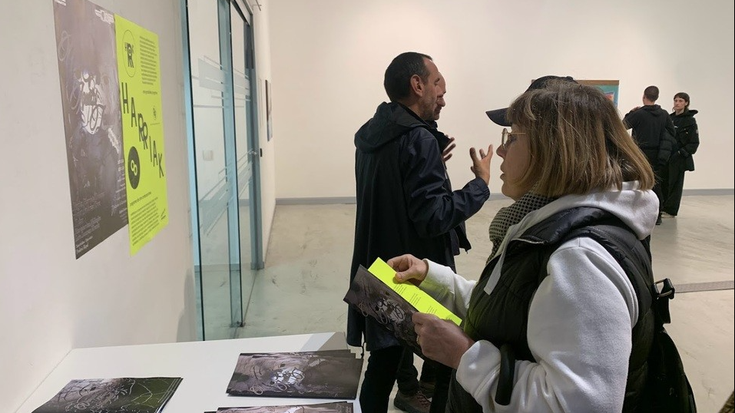 'Maitasun-ordu bi eta igurtzi zenbait' erakusketa ikusteko azken eguna bihar da