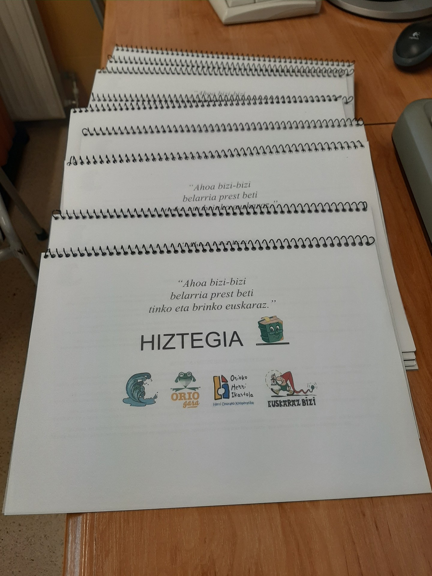 EUSKARA IKASTEN LAGUNTZEKO HIZTEGITXOAK BANATZEKO PREST!