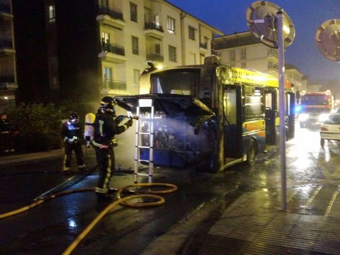Bideoa: su hartu du herriko autobusak