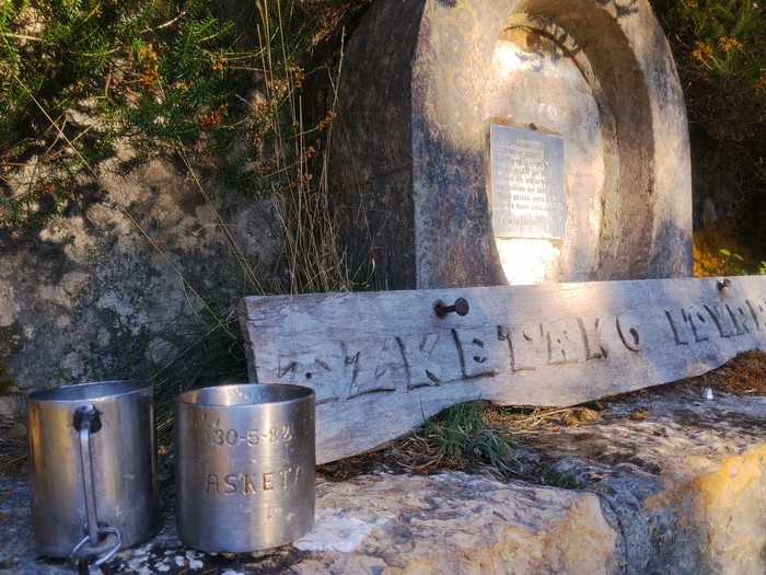 Azketako antoxina, desagertuta