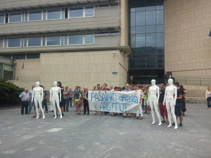 Pasaiako segada argitzea eskatzeko elkarretaratzea egin dute Donostian