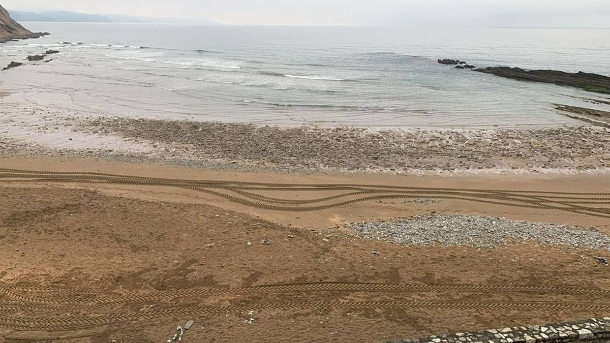 Ez da zaldi lasterketarik egingo aurten Itzurun hondartzan