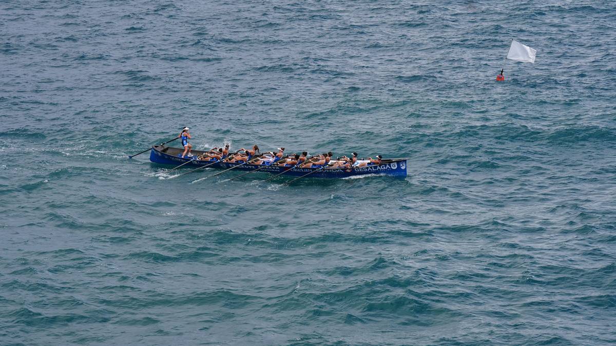 Bi bandera astindu ditu Zarautzek