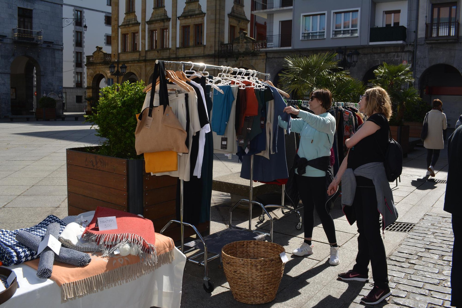 Askotariko postuak hartuko ditu Top Market azokak igandean