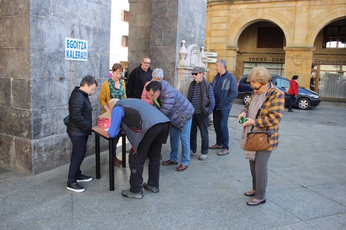 Egoitza herriguneratzearen aldeko 820 sinadura bildu dituzte Azkoitian