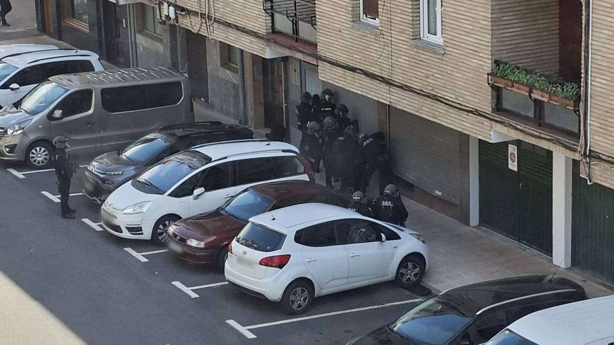 Ertzaintzak miaketak egin ditu herriko hainbat puntutan, ustezko hiltzailearen bila
