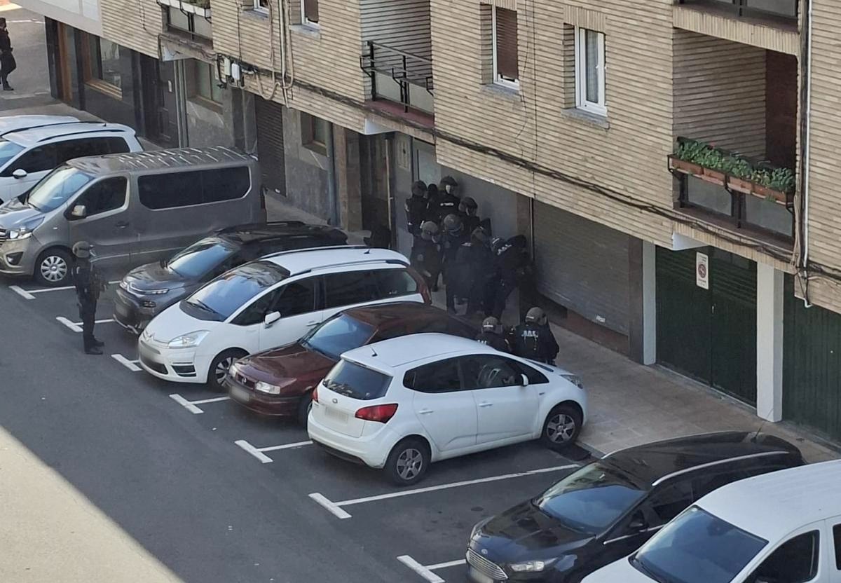 Ertzaintzak miaketak egin ditu herriko hainbat puntutan, ustezko hiltzailearen bila
